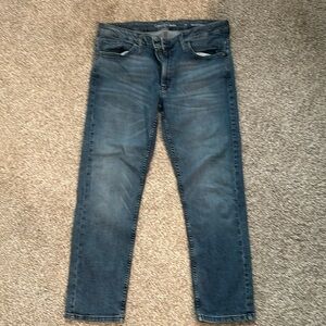 Jeans, slim boyfriend cut.